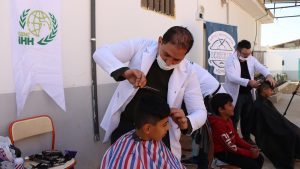 110 yetim çocuk, Türkiye'den gönüllü giden berberlerce tıraş edildi