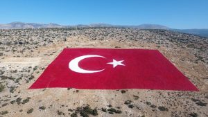 22 dönümlük Türk bayrağı 10 kişiyle 40 günde boyandı