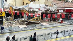 AK Partili Çalık, Malatya'da çöken binanın enkaz alanında inceleme yaptı