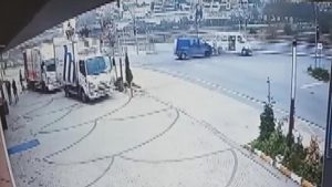 Bahçeşehir'de minibüs kanala uçtu