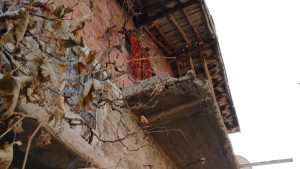 Betonu kırılan balkondan düşen 59 yaşındaki kadın öldü
