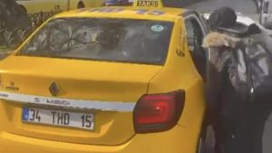 Değişim saatini bahane ederek taksisine Türk yolcuyu almayıp turistleri aldı