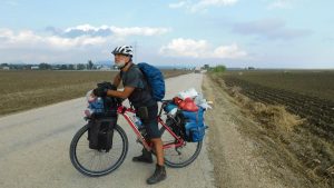 Ege ve Akdeniz sahil şeridini bisikletiyle geziyor