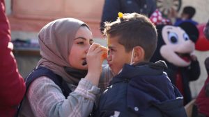 Gönüllü gençler Erzurum'daki depremzede miniklerin yüzlerini güldürdü