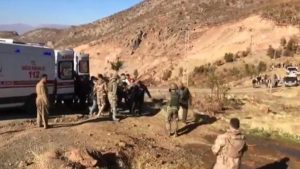 Hakkari'de şarampole devrilen traktördeki 5 kişiyi askerler kurtardı