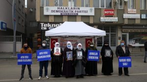 Muş'ta HDP önünde 'evlat eylemi'