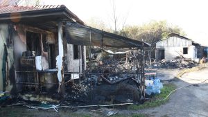 Tek katlı evde yangın çıktı, bir kişi öldü, 6 kişi dumandan etkilendi