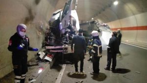 Tünel duvarına çarpan tankerin sürücüsü hayatını kaybetti