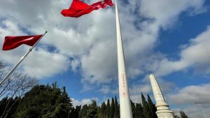 Türkiye'nin en yüksek direklerine Türk Bayrağı çekildi