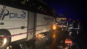 Yolcu otobüsü kaza yapan tırlara çarptı, hostes öldü, 35 kişi yaralandı
