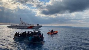 Yunanistan tarafından Türk kara sularına itilen göçmenler kurtarıldı