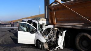 Kamyona arkadan çarpan hafif ticari aracın sürücüsü hayatını kaybetti