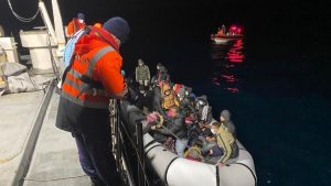 Lastik botla Avrupa ülkelerine gitmeye çalışan 50 kaçak göçmen yakalandı