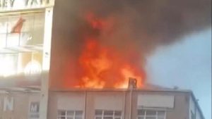 3 katlı binanın çatısında yangın çıktı, bir kişi hayatını kaybetti