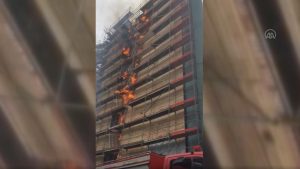 Fatih'te, restorasyon çalışması yapılan tarihi binada yangın çıktı