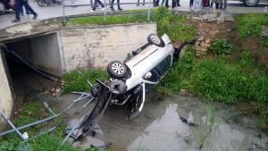 Fethiye'de otomobil su kanalına devrildi: 2 yaralı